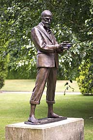 The Lawrence Statue at Nottingham University